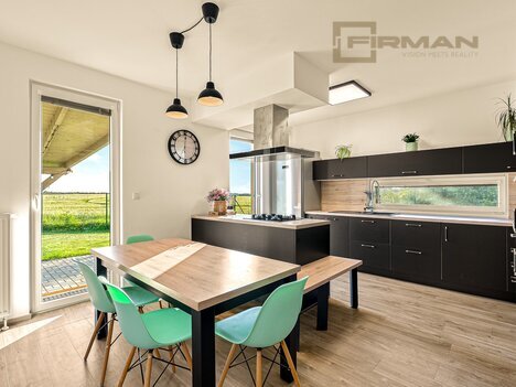 Prodej novostavby rodinného domu 5+kk 178m² v Úvalech.