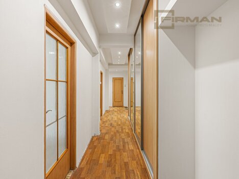 Byt 2+1, 69 m², družstevní – Strašnice, velkorysý prostor s potenciálem v zeleni a skvělá dostupnost