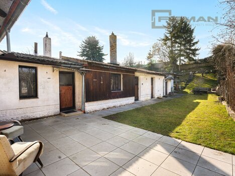 Rodinný dům 5+1 k rekonstrukci v klidné části Kostelce nad Labem s pozemkem 327 m²